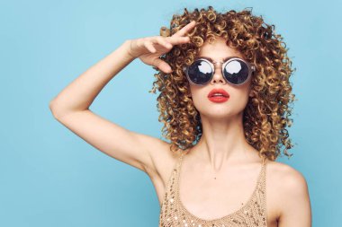 Bir kadının portresi. Kırmızı dudaklar. Koyu gözlükler. 