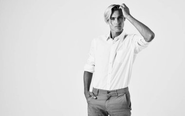 Yakışıklı adam şaşkın görünüyor iş finans modeli kırpılmış görünüm