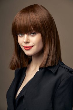 Fotoğraf stüdyosu çekici esmer açık tenli şık kıyafetler.