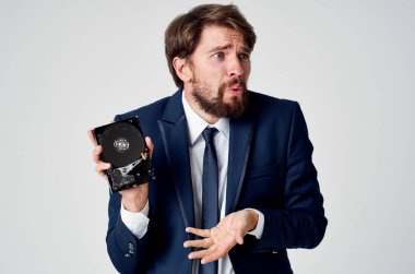 Elinde sabit diski olan bir adam duygularıyla iş dünyasının finansmanını hafifletiyor.