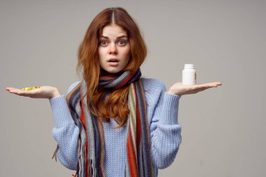 Elinde beyaz kavanoz olan kadın haplar vitamin sorunları burun akıntısı