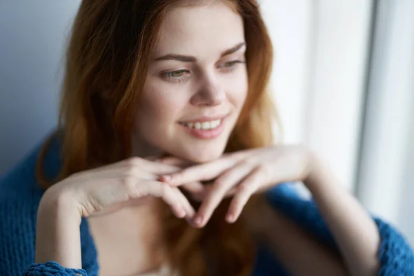 Mooie roodharige vrouw nemen dekking met ruitjes in huis interieur vrijetijdsbesteding charme — Stockfoto