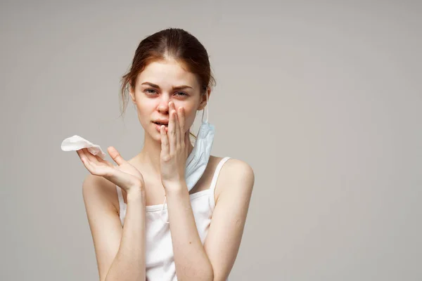 Perempuan masker medis Masalah kesehatan sapu tangan dipotong pandangan — Stok Foto