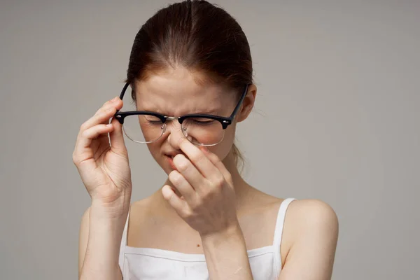 Szemüveges vörös hajú nő látási problémákkal fáradtság — Stock Fotó