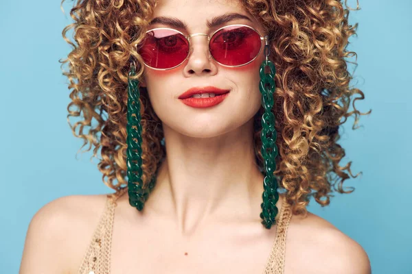 Красные губы украшение крупным планом солнцезащитные очки — стоковое фото