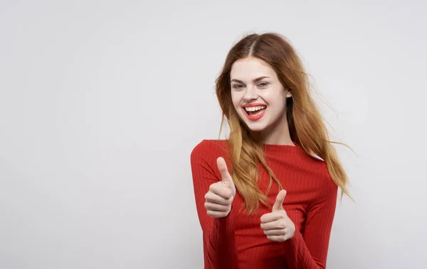 Nő piros ruha gesztusok kézzel érzelmek stúdió elszigetelt háttér — Stock Fotó