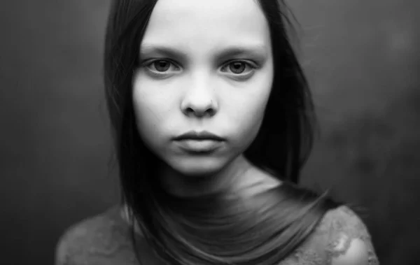 Menina bonita preto e branco foto atraente olhar de perto — Fotografia de Stock