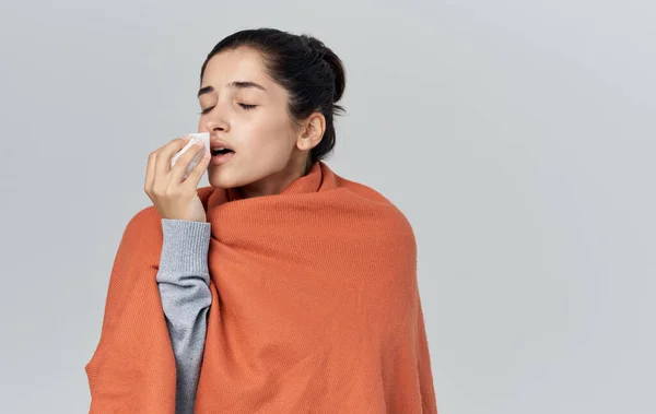Vrouw met servet gezondheidsproblemen oranje plaid allergie — Stockfoto