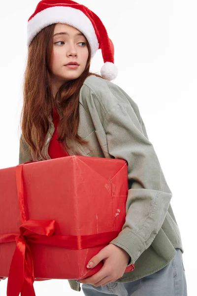 Dziewczyna sobie Santa kapelusz prezent czerwony pudełko wakacje Nowy rok Studio — Zdjęcie stockowe