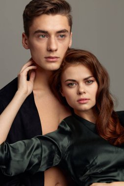 Düğmeleri iliklenmemiş seksi bir adam ve kesilmiş manzaralı bir kadın.