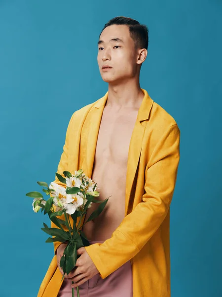 セクシーなアジア人男性で黄色コートヌード胴と白い花の休日 — ストック写真