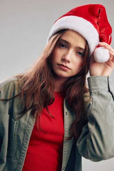Сумна маленька дівчинка в різдвяному капелюсі з обрізаним видом — стокове фото
