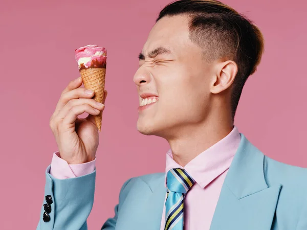 アジアの男性ファッショナブルなヘアスタイルアイスクリームピンクの背景 — ストック写真