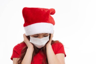 Noel Baba şapkası takan sevimli kız.