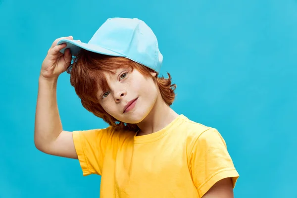 Rojo de pelo chico ropa de moda azul gorra amarillo camiseta recortada ver de cerca — Foto de Stock