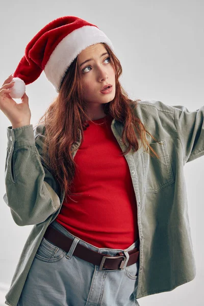 Портрет дівчини в святкових шапках новорічна куртка червоний светр — стокове фото