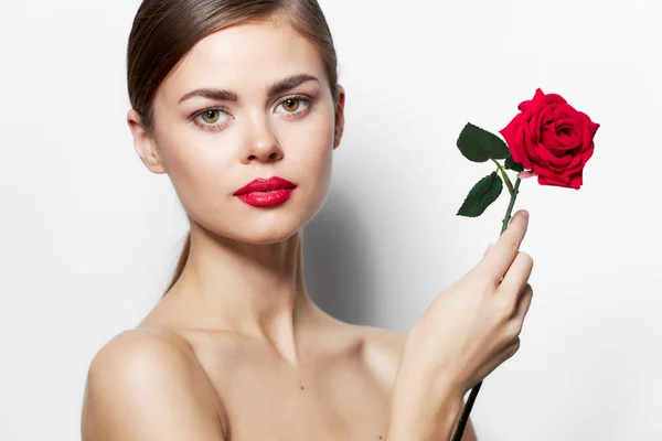 Kobieta z czerwonym Atrakcyjne nagie ramiona luksus wygląd kwiat czerwony usta światło — Zdjęcie stockowe