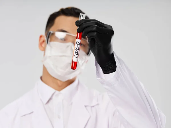 Чоловічі лабораторні техніки чорна рукавичка Тестова трубка з дослідженням технологій крові крупним планом — стокове фото