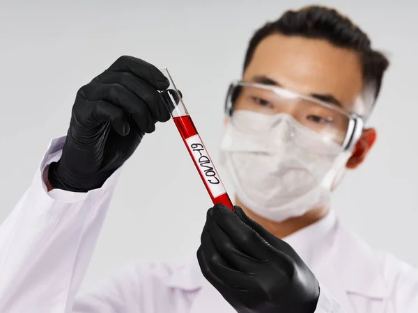 Лабораторна чорна рукавичка Тестова трубка з діагностикою ковідо-19 крові — стокове фото