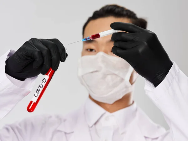 Азіатські чорні рукавички Тестова трубка з дослідженням кров "яних шприців — стокове фото