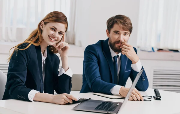 Business donna e uomo manager occhiali modello dipendenti ufficio di lavoro — Foto Stock