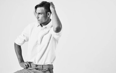 Yakışıklı adam tişörtü siyah beyaz fotoğraf çok güzel görünüyor.