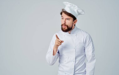 Üniformalı profesyonel şefler el kol hareketleri yaparak arka planda, ön planda