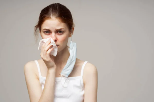 Mujer máscara médica pañuelo problemas de salud vista recortada —  Fotos de Stock