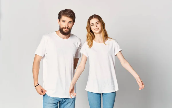 Un uomo e una donna in jeans e una t-shirt gesticolano con le mani divertenti emozioni Copy Space — Foto Stock