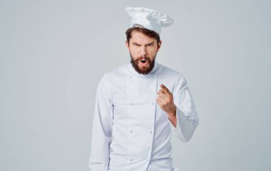 Üniformalı profesyonel şefler el kol hareketleri yaparak arka planda, ön planda