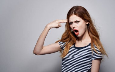 Güzel bir kadın kozmetik stüdyosunun cazibeli görünüşü eğlenceli.