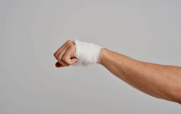 Braço ferido enfaixamento paciente problemas de saúde medicina — Fotografia de Stock