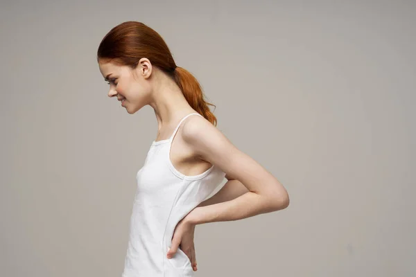 Donna in bianco t shirt studio gioia isolato sfondo — Foto Stock