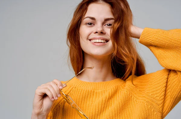 Mulher bonita em óculos de camisola amarela olhar atraente sorriso — Fotografia de Stock