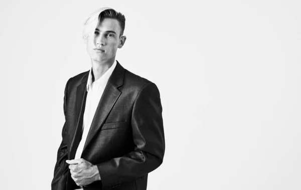 Elegant ung man i kostym porträtt beskärd vy svart vit bakgrund — Stockfoto