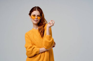 Sarı kazaklı kadın, cazibeli duygu poz stüdyosu