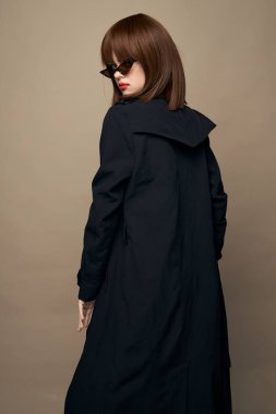 İnzivaya çekilmiş arka planda gülümseyen zarif kemerli seksi manken ceketi. 