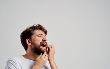 Sakallı adam sağlığı sorunları diş ağrısı ilaçları izole edilmiş.