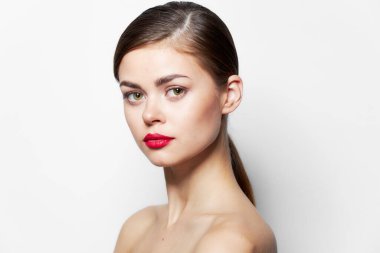 Çıplak omuzlar gülüyor. Eğlenceli, çekici, kırmızı dudaklar. 