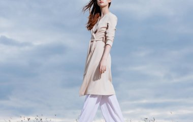 Doğada giyinmiş güzel bir kadın tatil için lüks bir seyahat.