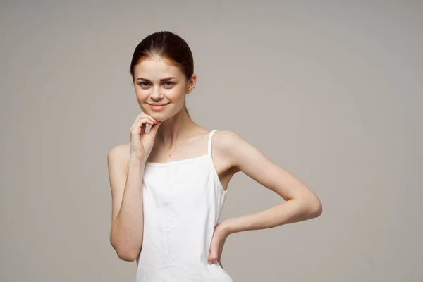 Mulher em branco t camisa estúdio alegria isolado fundo — Fotografia de Stock