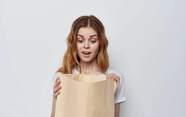 Bonito mulher artesanato sacos em mãos compras isolado fundo — Fotografia de Stock