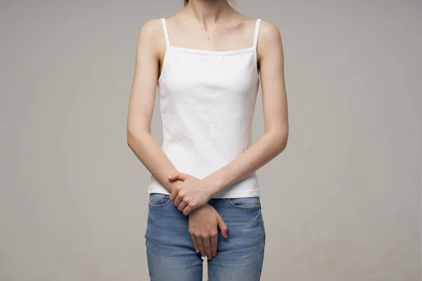 Beyaz tişörtlü ve kot pantolonlu kadın zayıflık diyeti sorunları — Stok fotoğraf