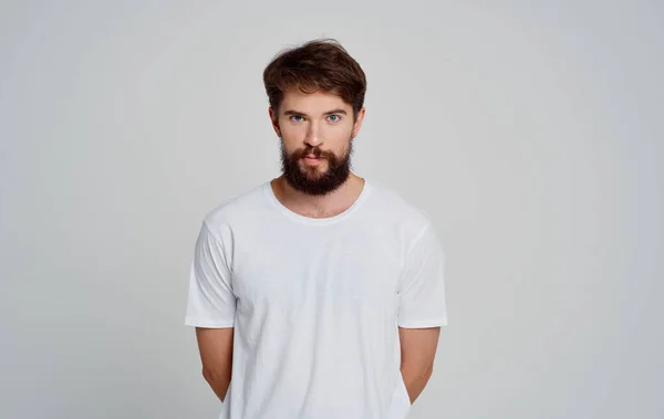 Άνθρωπος σε λευκό t-shirt γενειάδα συναισθήματα στούντιο απομονωμένο τρόπο ζωής φόντο — Φωτογραφία Αρχείου