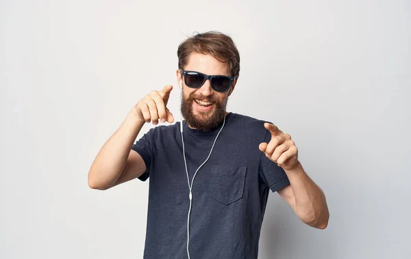 Άνθρωπος με γυαλιά ηλίου φορώντας ακουστικά ακούγοντας μουσική τρόπου ζωής — Φωτογραφία Αρχείου