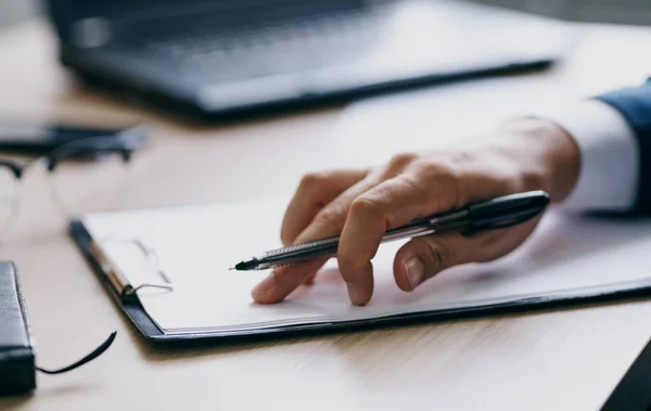 Documenten kantoor laptop briefpapier zakelijke financiën mens handen en glazen — Stockfoto