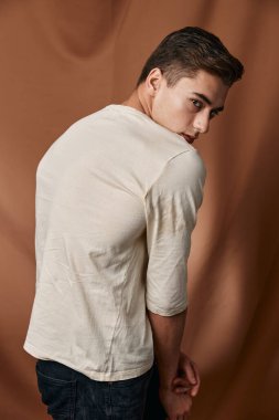 İyi adam beyaz ceket modern kendine güven.