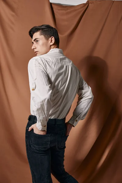 Homem na camisa estilo de vida estúdio auto-confiança posando modelo — Fotografia de Stock