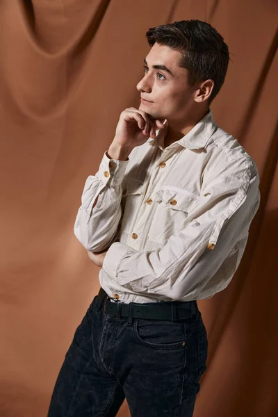 Hombre guapo estilo de vida moderno estilo de vida ropa casual estudio Modelo —  Fotos de Stock