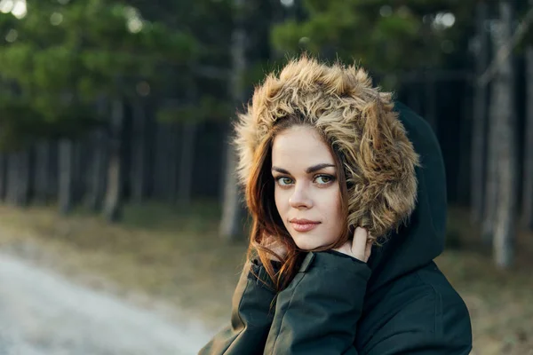 Mooie vrouw in de buurt interessant uitzicht natuur avontuur vakantie — Stockfoto